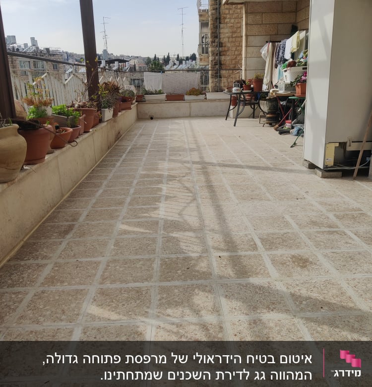 מרפסת עם רצפת אריחים אטומה ברובה